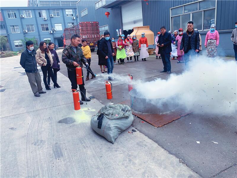 公司組織員工進(jìn)行消防安全知識培